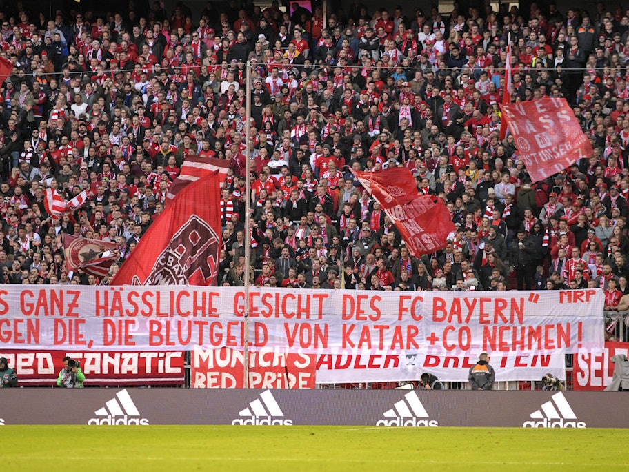 Bayern-Fans kritisieren die Beziehungen des Vereins zu Katar