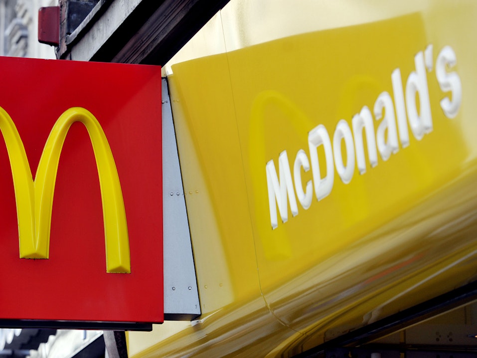 Das McDonalds-Logo ist an der Fassade einer Londoner Filiale zu sehen.