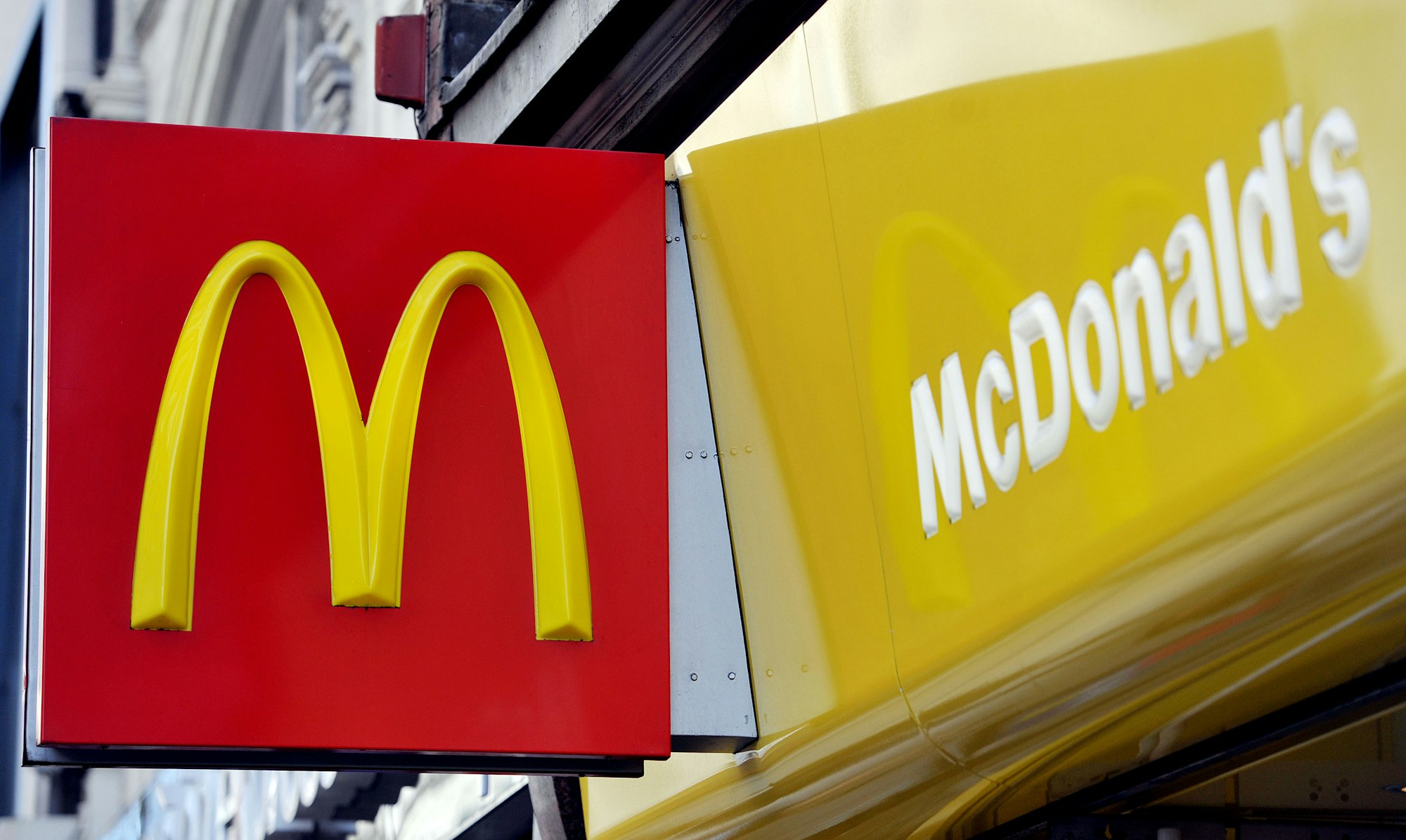 Das McDonalds-Logo ist an der Fassade einer Londoner Filiale zu sehen.