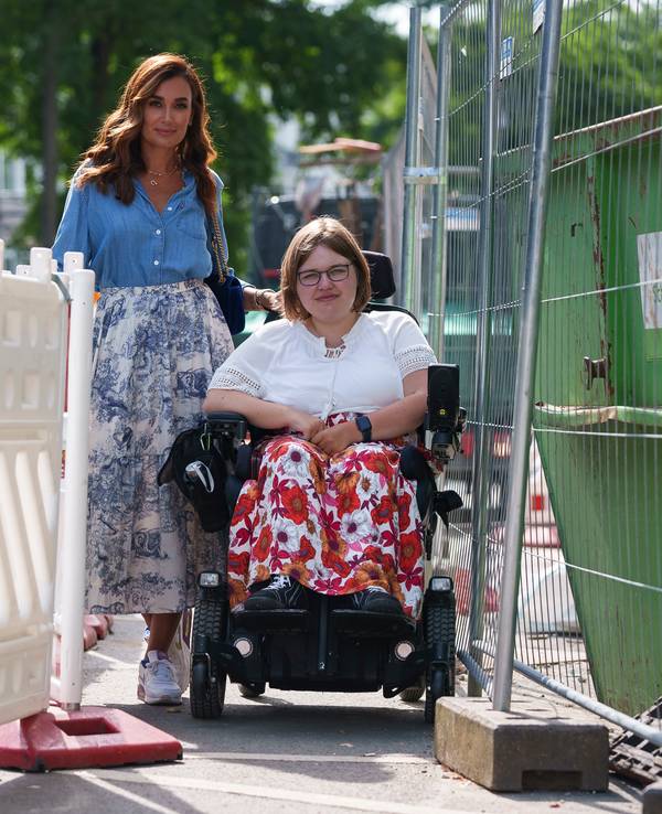 Orte mit Behinderung: Jana Ina Zarrella mit Caroline Mülheims (24) in Köln bei einem Rundgang mit Aktion Mensch.