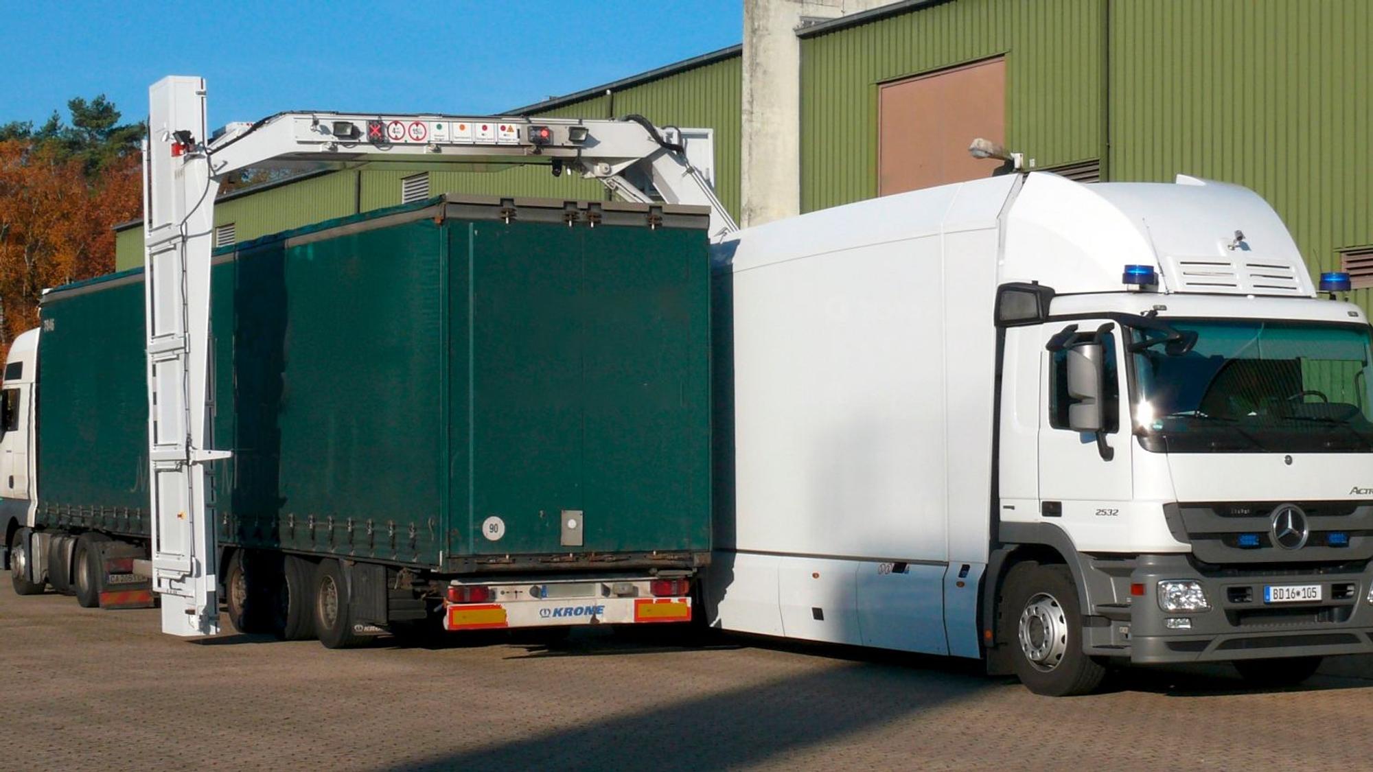 Ein Lkw fährt durch die Röntgenanlage.