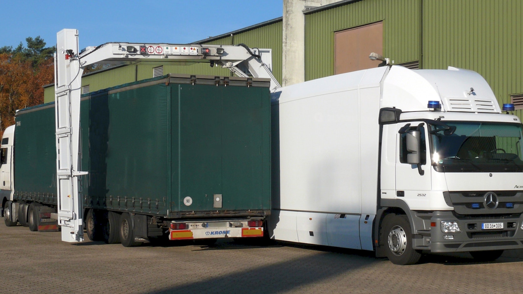 Ein Lkw fährt durch die Röntgenanlage.