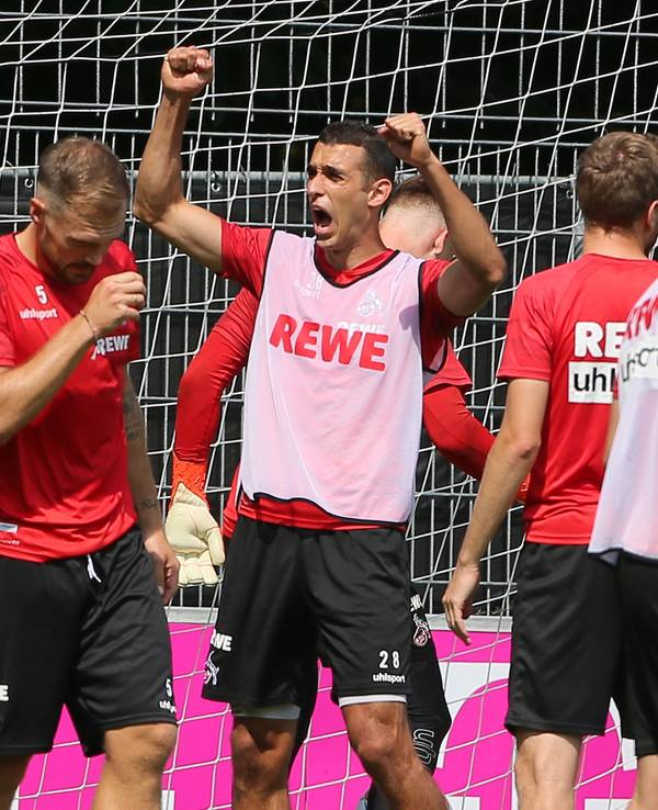 Ellyes Skhiri bejubelt ein Trainingstor (1. FC Köln).