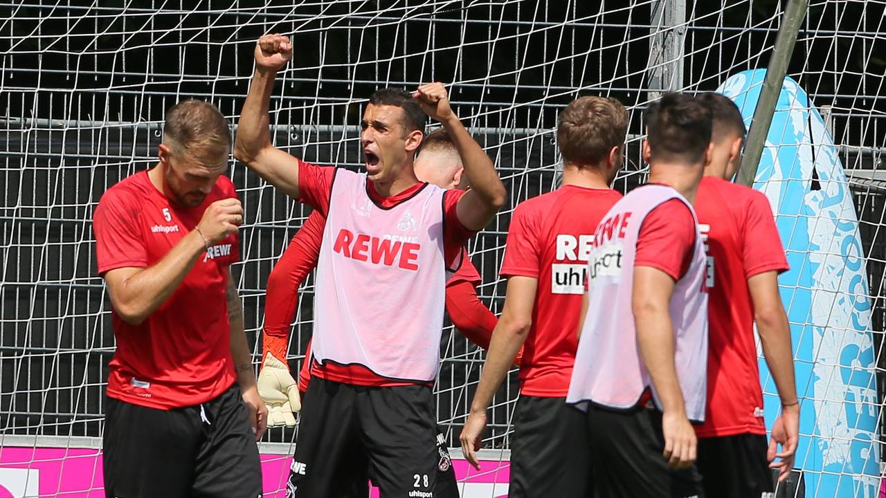 Ellyes Skhiri bejubelt ein Trainingstor (1. FC Köln).
