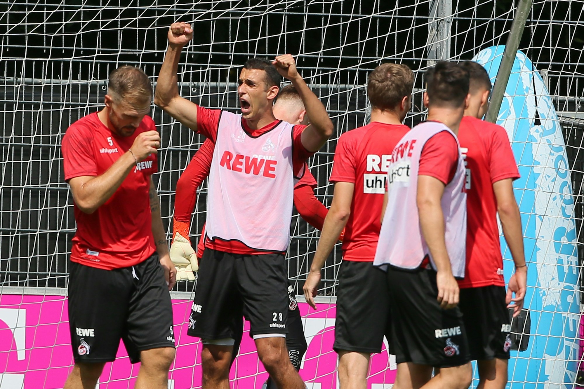 Ellyes Skhiri bejubelt ein Trainingstor (1. FC Köln).