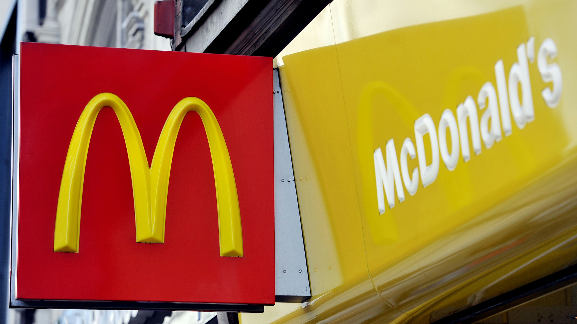 Das McDonald's-Logo ist an der Fassade einer Londoner Filiale zu sehen, aufgenommen im Januar 2016.