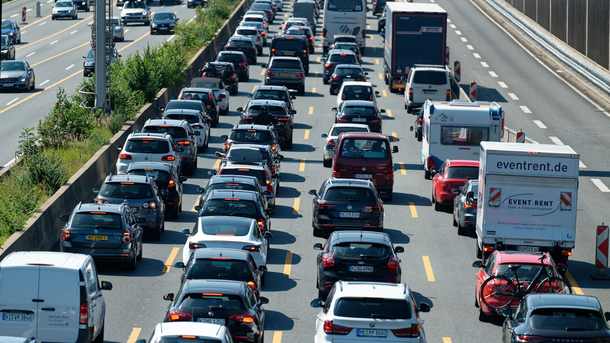 Auf unserem Symbolfoto, aufgenommen im Juli 2021, stauen sich Autos auf der A3 Richtung Süden bei Köln.
