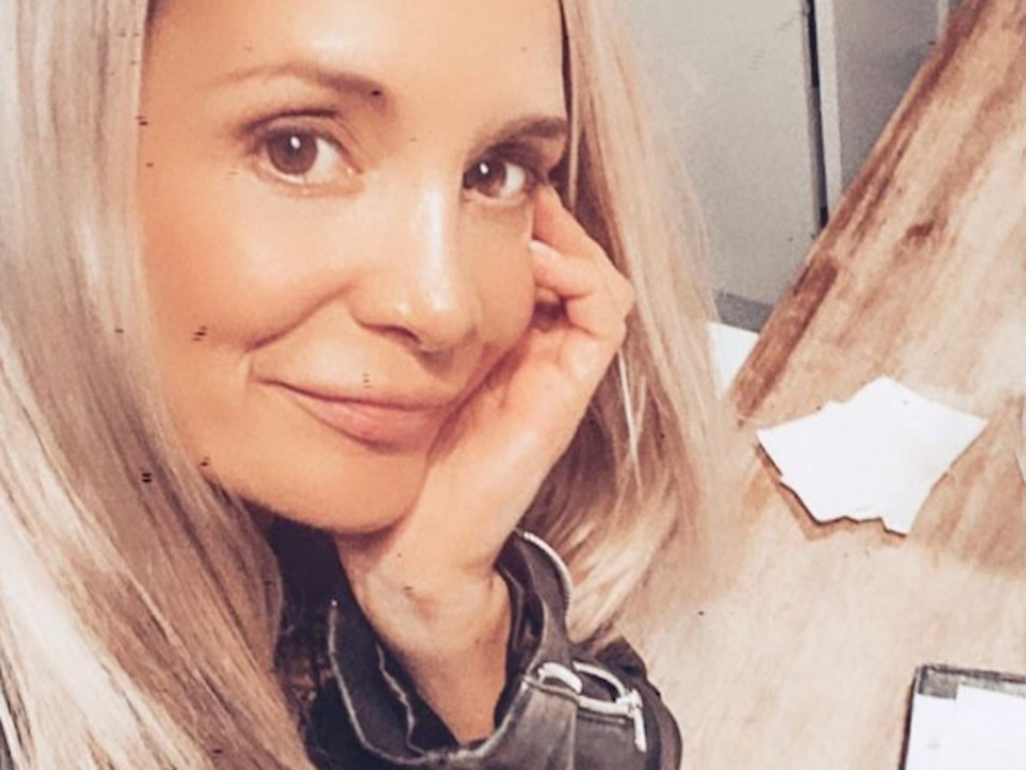 Die RTL Nord-Reporterin Kim Friedrichs, hier auf einem Instagram-Selfie im Oktober, geriet in einen schweren Autounfall.