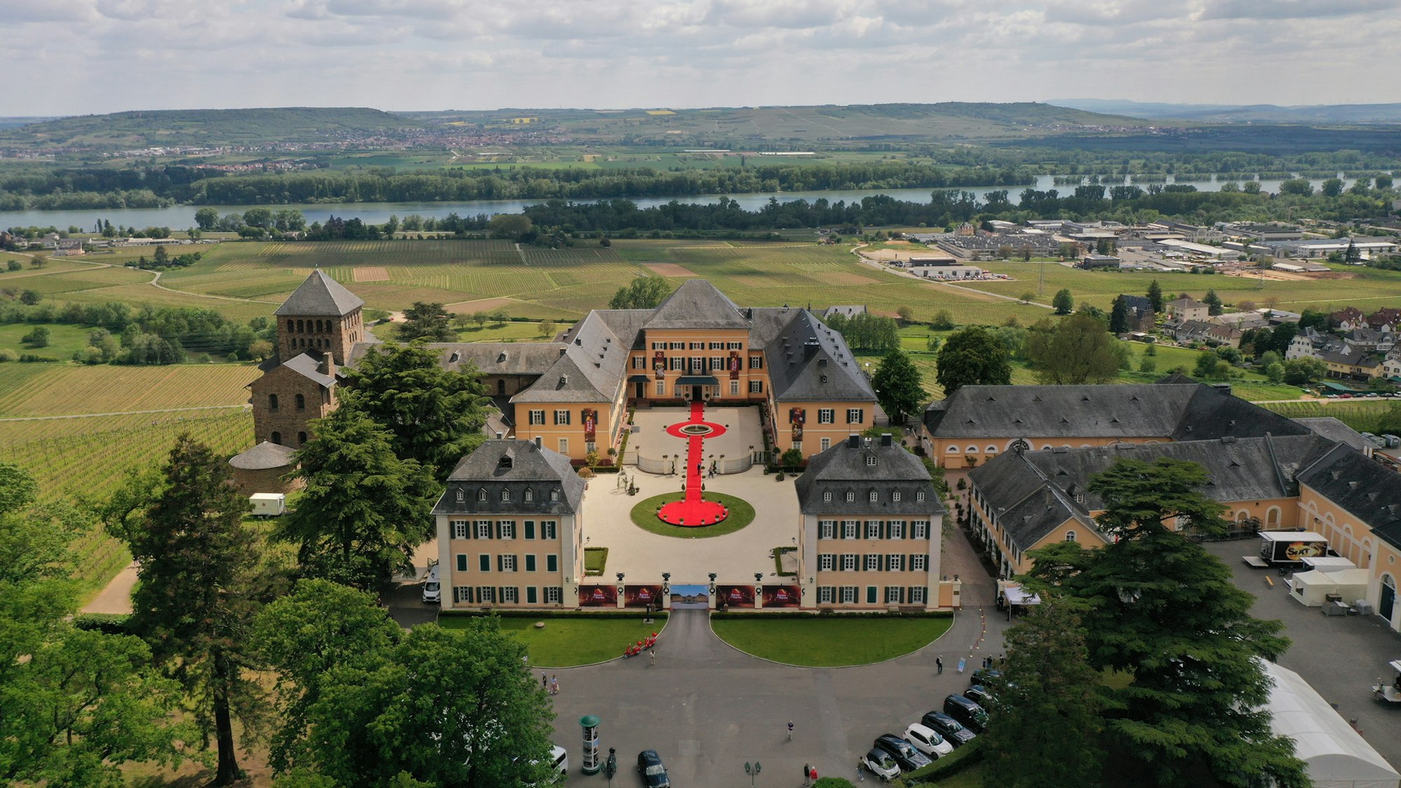 Diesmal wurde Bares für Rares auf Schloss Johannisberg im Rheingau gedreht. Was passt besser zu der Kulisse, als ein knallrotes Cabriolet – wie jenes von Giovanni Zarrela.