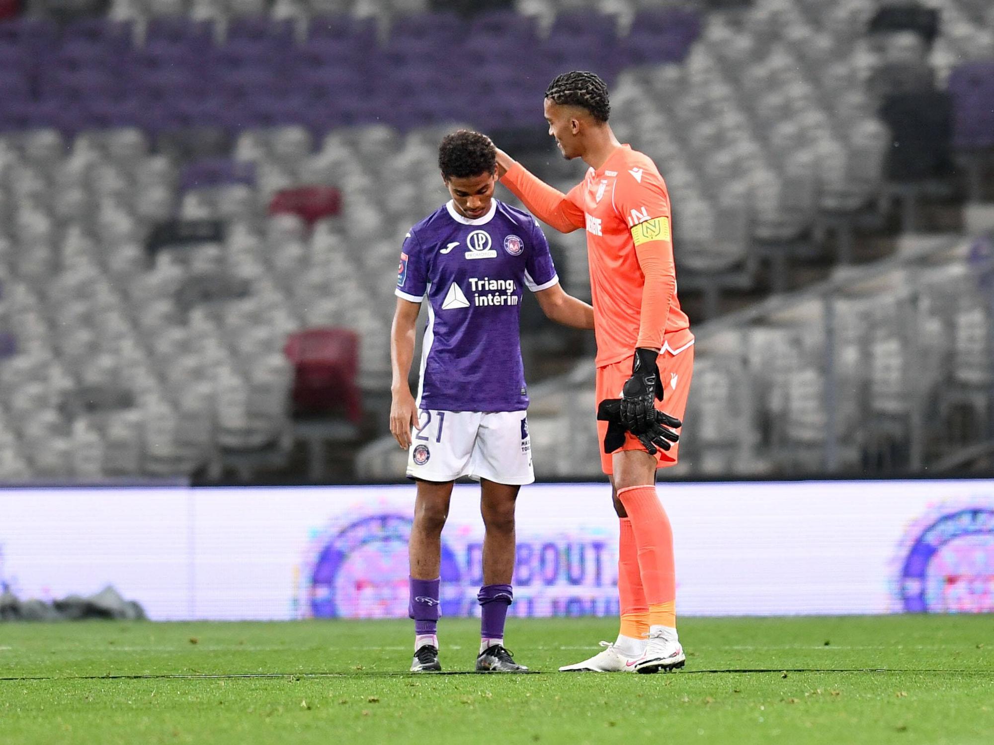 Nantes-Torwart Alban Lafont tröstet Amine Adli vom FC Toulouse.
