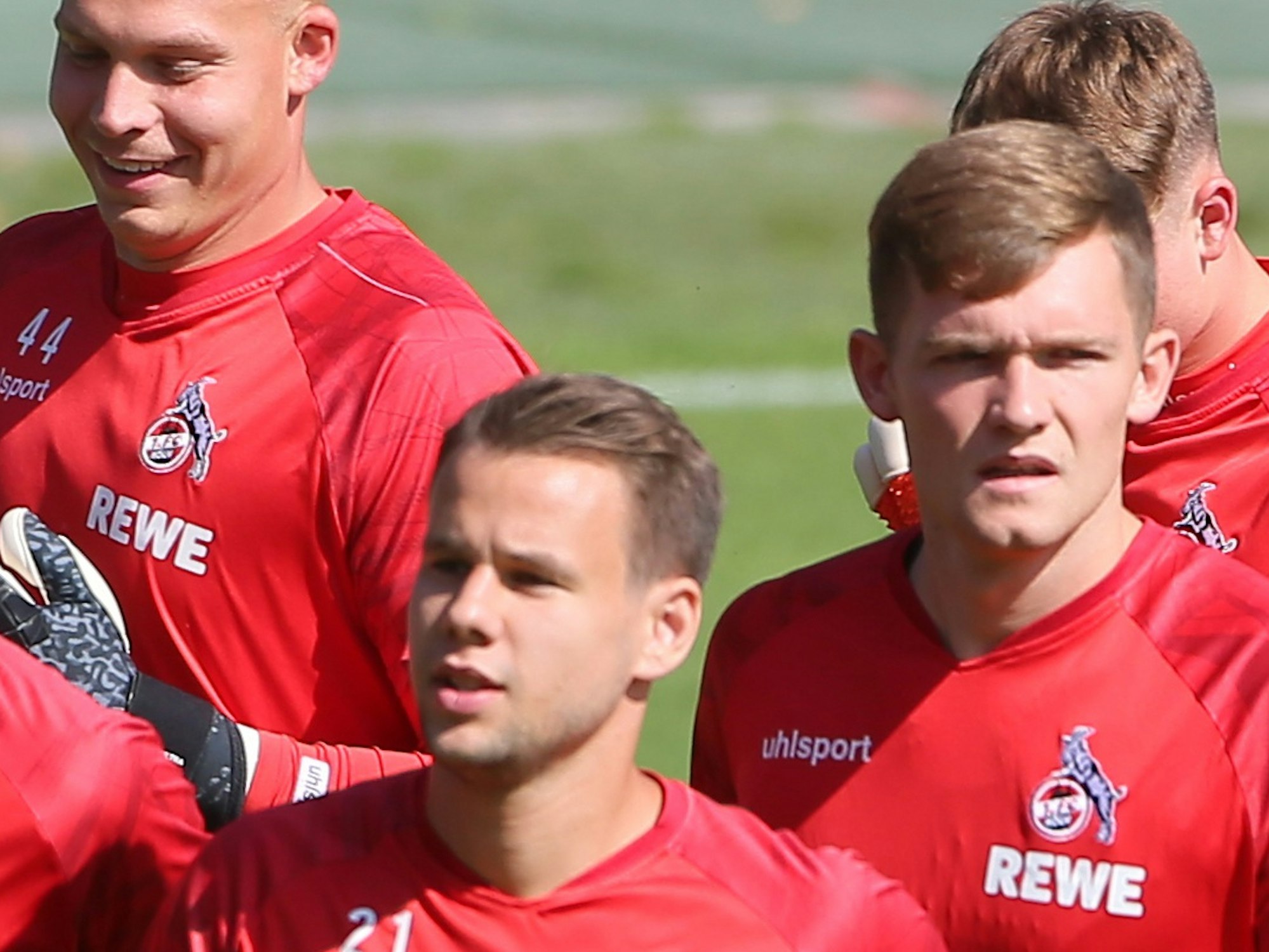 Luca Kilian läuft in einer Gruppe von Profis des 1. FC Köln
