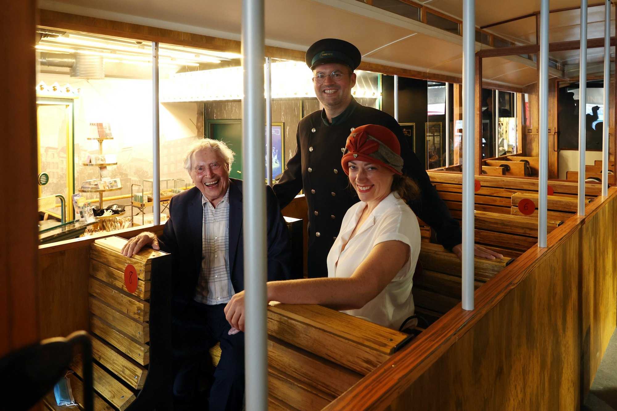 Ludwig Sebus, Björn Heuser und Anne K. Müller in einem originalgetreuen Nachbau der ersten elektrischen Kölner Straßenbahn.