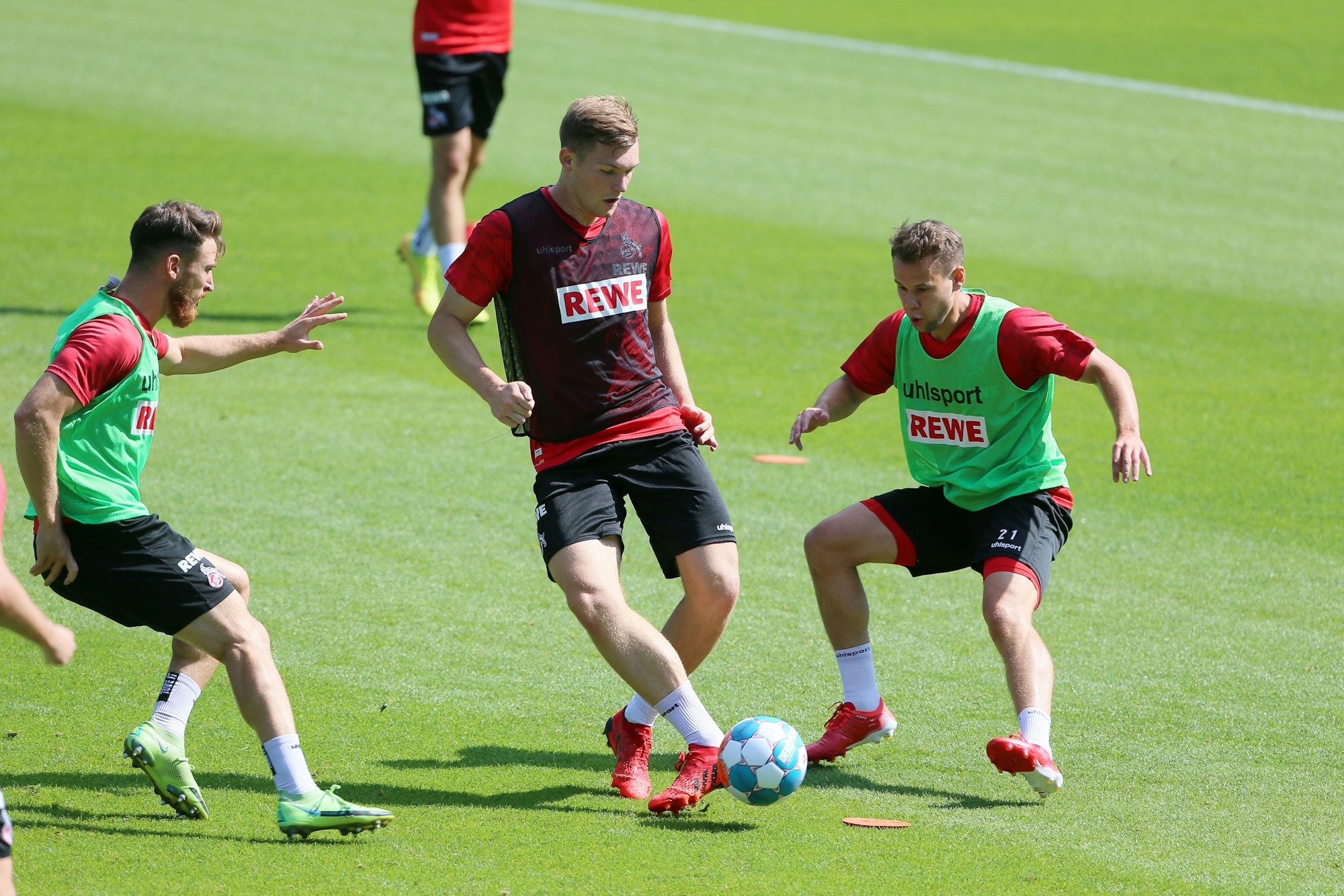 Luca Kilian im FC-Training gegen Salih Özcan und Louis Schaub