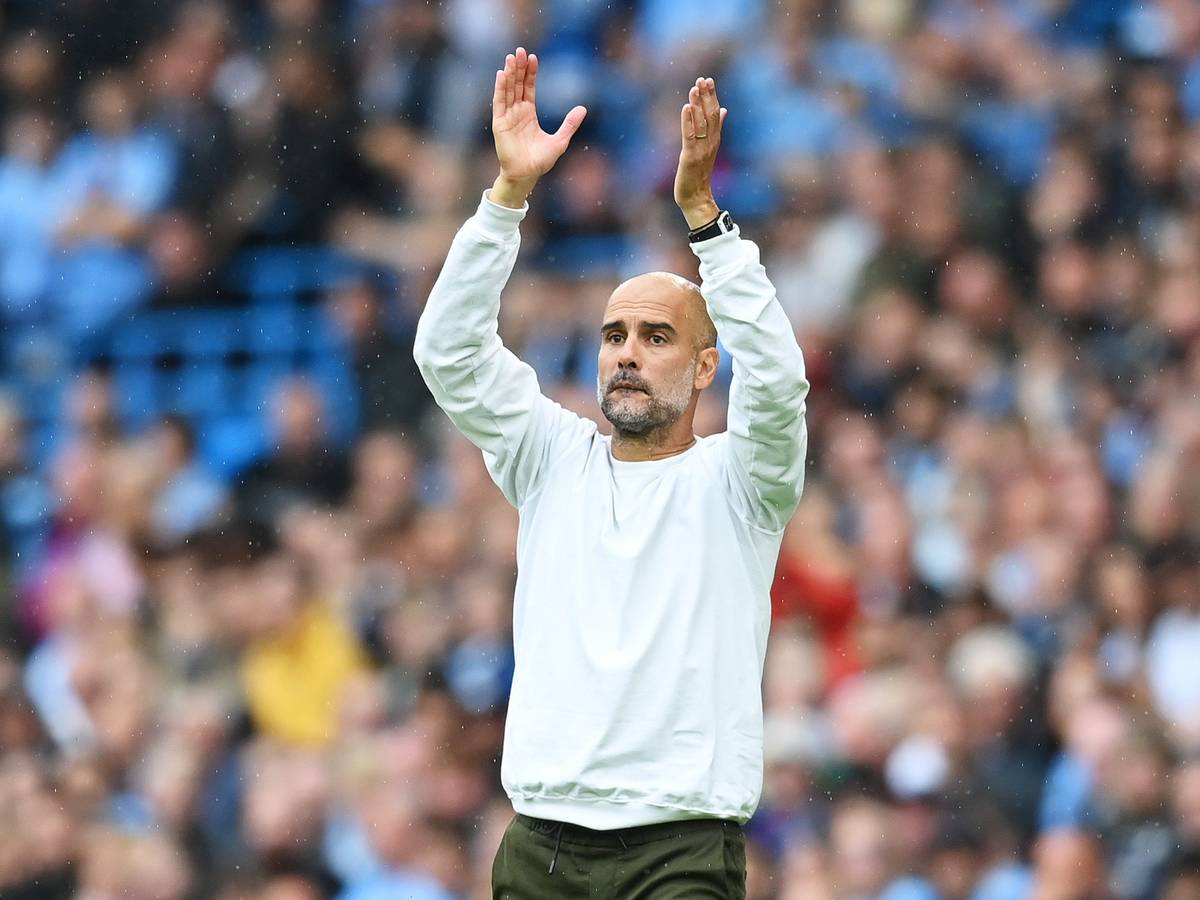 Pep Guardiola klatscht über seinem Kopf in die Hände.