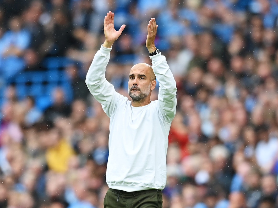 Pep Guardiola klatscht über seinem Kopf in die Hände.