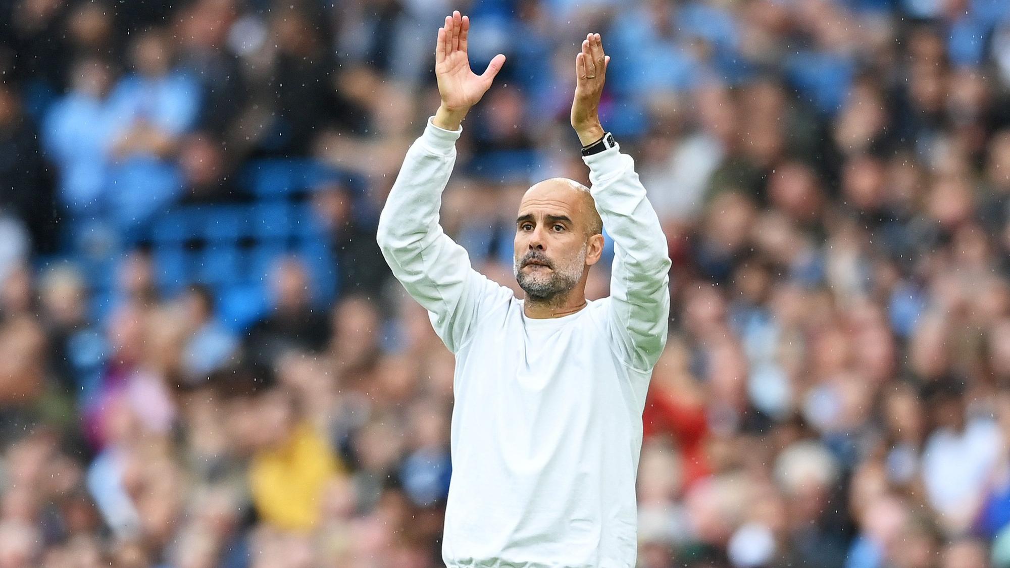 Pep Guardiola klatscht über seinem Kopf in die Hände.