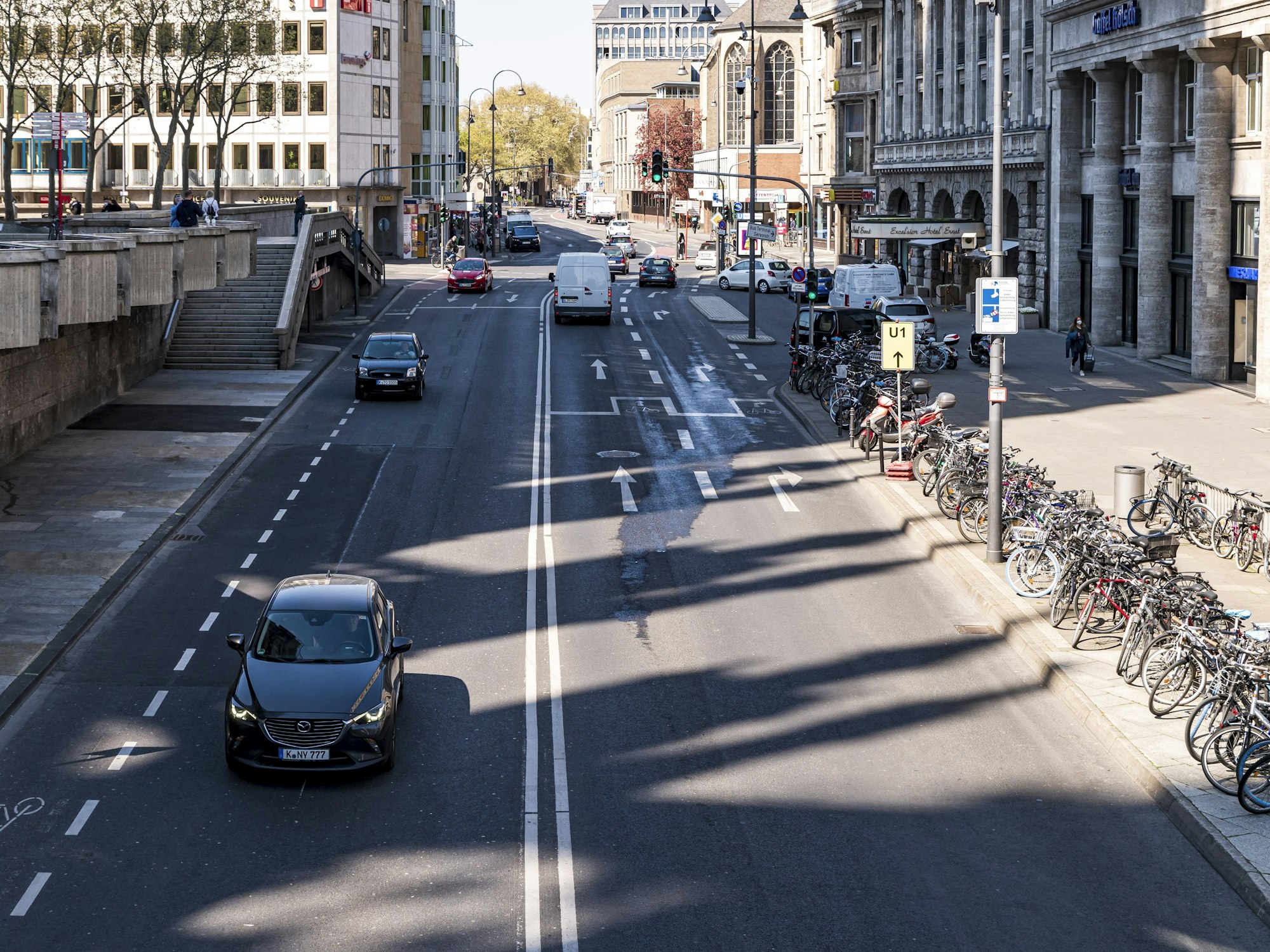 Die wenig befahrene Trankgasse in der Kölner Altstadt ist wenig befahren, und eher ein Schleichweg zum Rhein und der Rheinuferstraße.