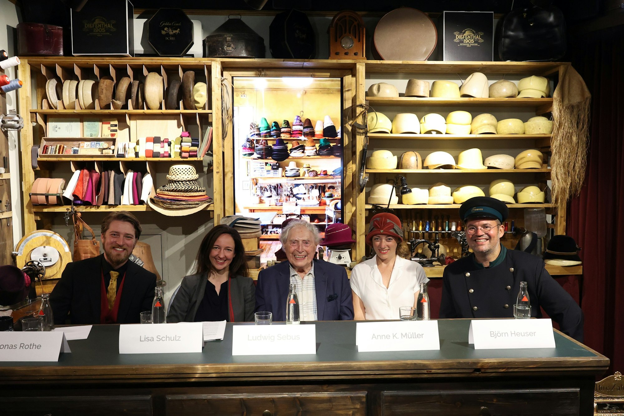 Jonas Rothe, Lisa Schulz, Ludwig Sebus, Anne K. Müller und Björn Heuser
sitzen in der Hutmanufaktur im TimeRide am Alter Markt.