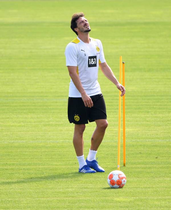 Mats Hummels verzieht das Gesicht beim Training von Borussia Dortmund.