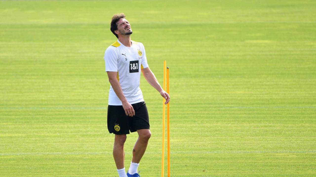 Mats Hummels verzieht das Gesicht beim Training von Borussia Dortmund.