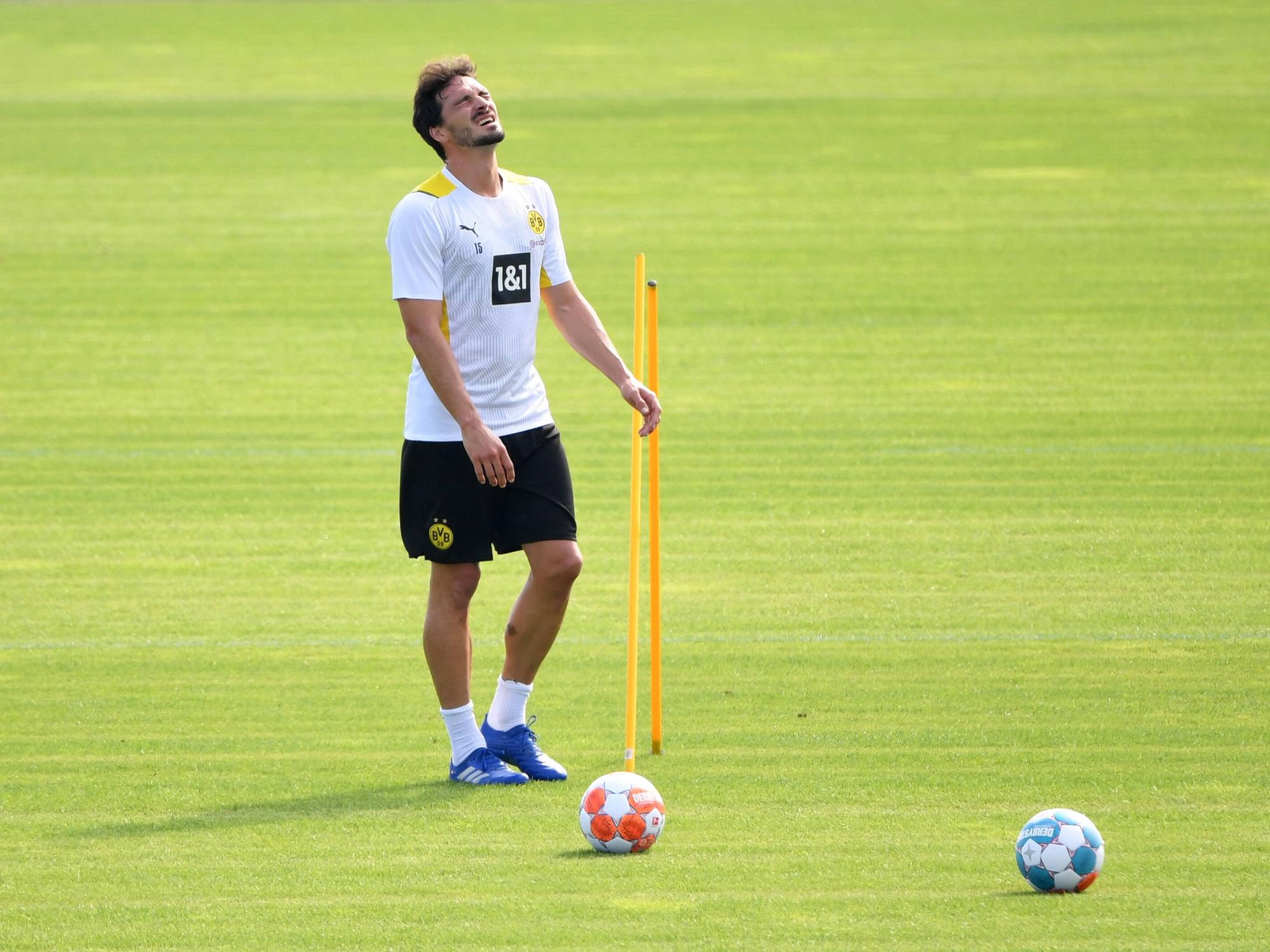 Mats Hummels verzieht das Gesicht beim Training von Borussia Dortmund.