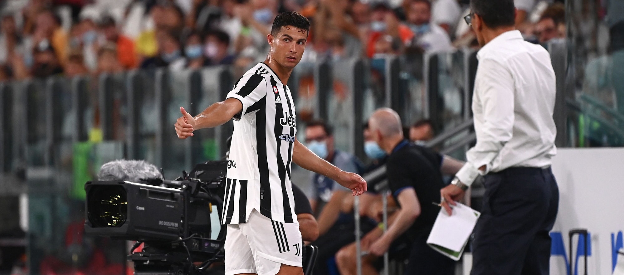 Cristiano Ronaldo verlässt beim Testspiel von Juventus Turin den Platz.