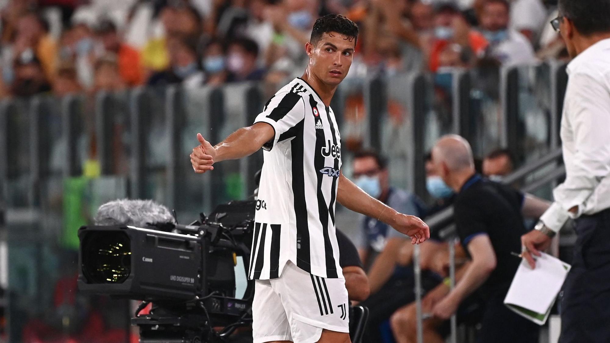 Cristiano Ronaldo verlässt beim Testspiel von Juventus Turin den Platz.