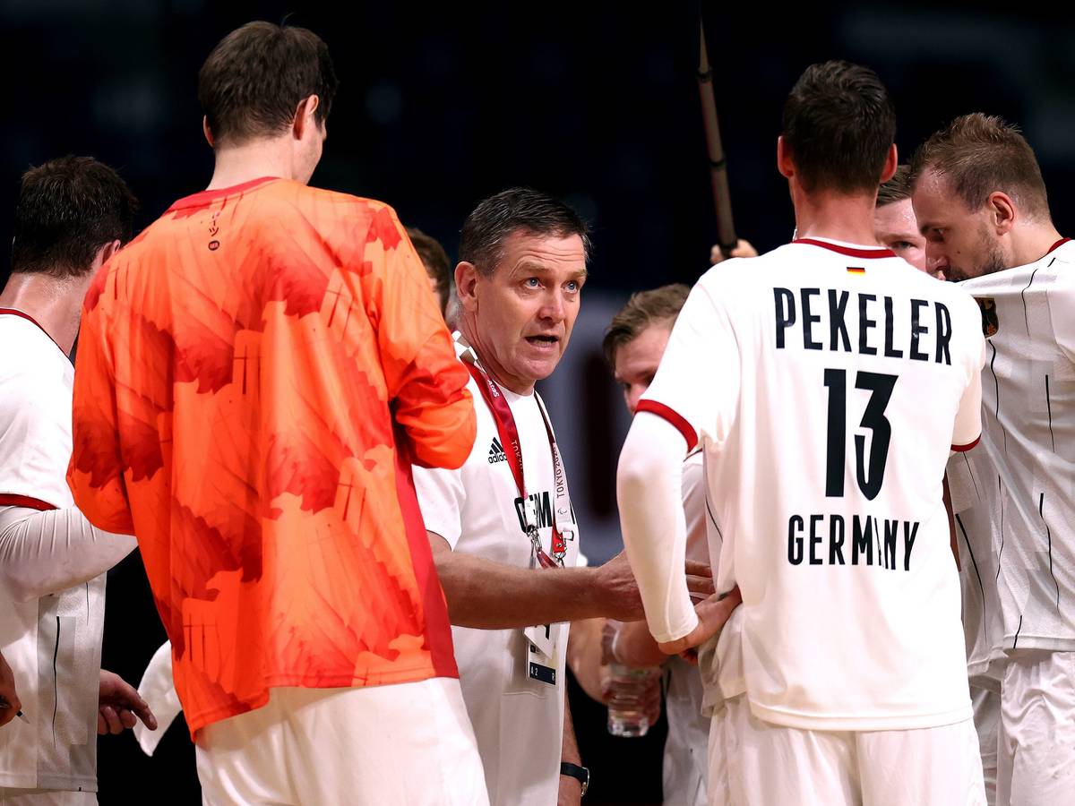 Alfred Gislason gibt der deutschen Handball-Nationalmannschaft in einer Spielpause Anweisungen.
