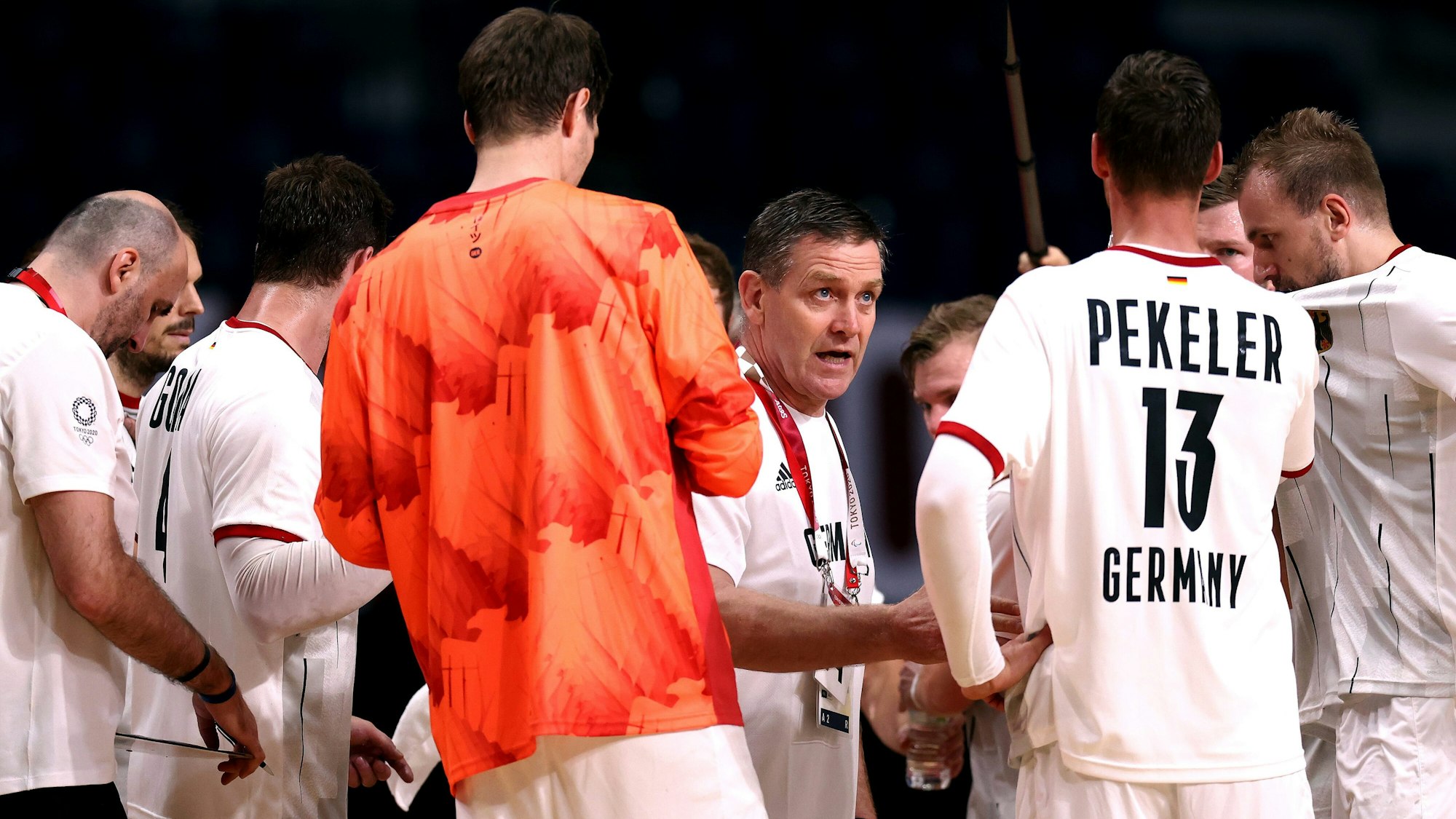 Alfred Gislason gibt der deutschen Handball-Nationalmannschaft in einer Spielpause Anweisungen.