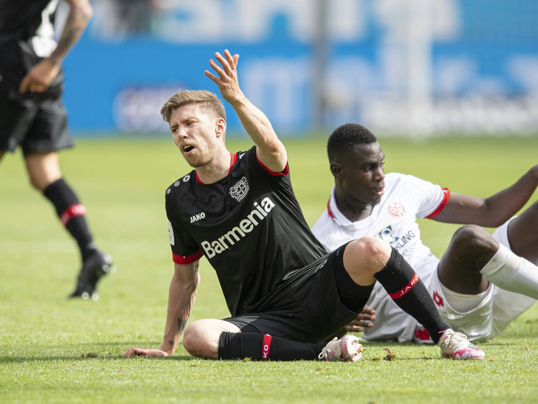 Mitchell Weiser beschwert sich nach einem Zweikampf mit dem Mainzer Moussa Niakhaté.