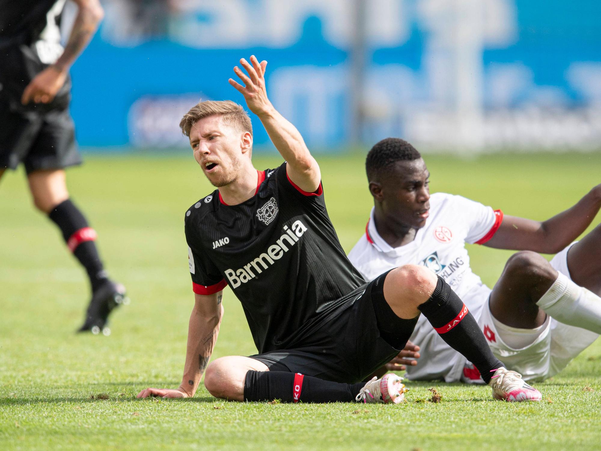 Mitchell Weiser beschwert sich nach einem Zweikampf mit dem Mainzer Moussa Niakhaté.