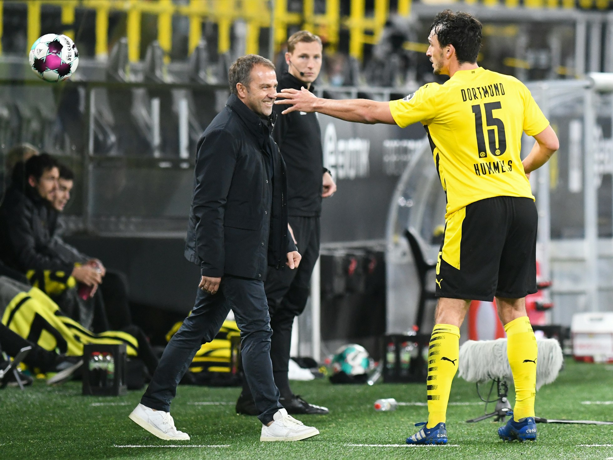 Hansi Flick schaut auf Mats Hummels, der einen Ball fängt