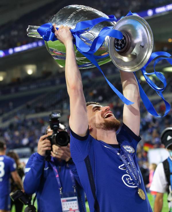 Umringt von Journalisten und Kameramännern hebt Jorginho den Champions-League-Pokal in den Himmel.