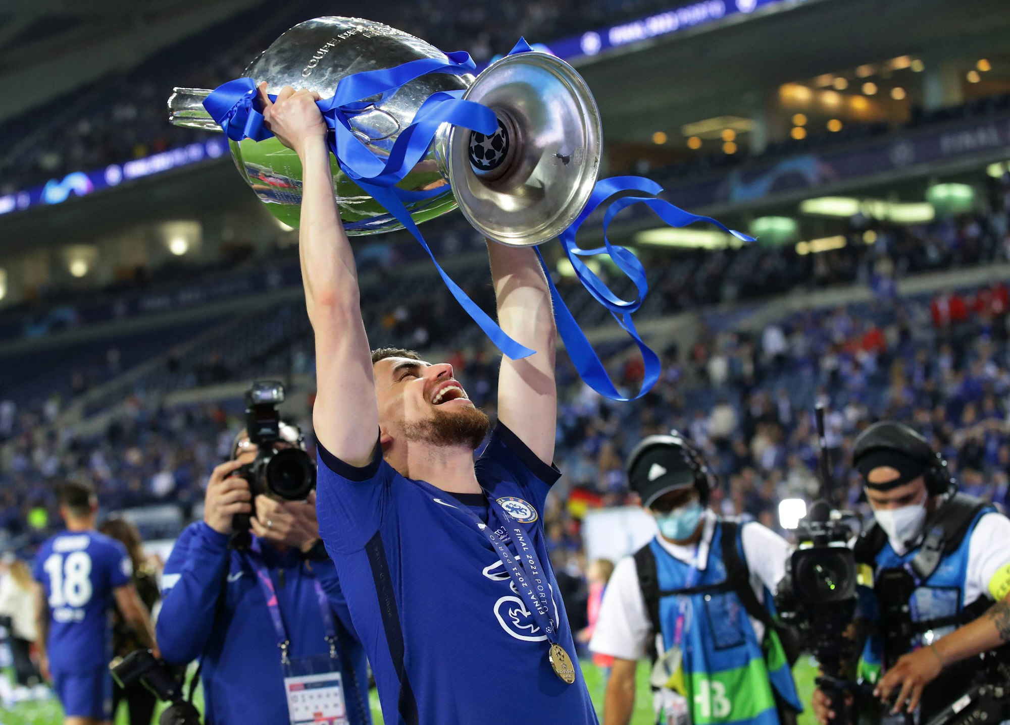 Umringt von Journalisten und Kameramännern hebt Jorginho den Champions-League-Pokal in den Himmel.