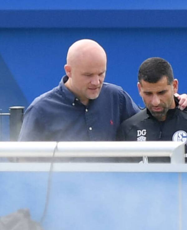 Sportdirektor Rouven Schröder spricht mit Trainer Dimitrios Grammozis