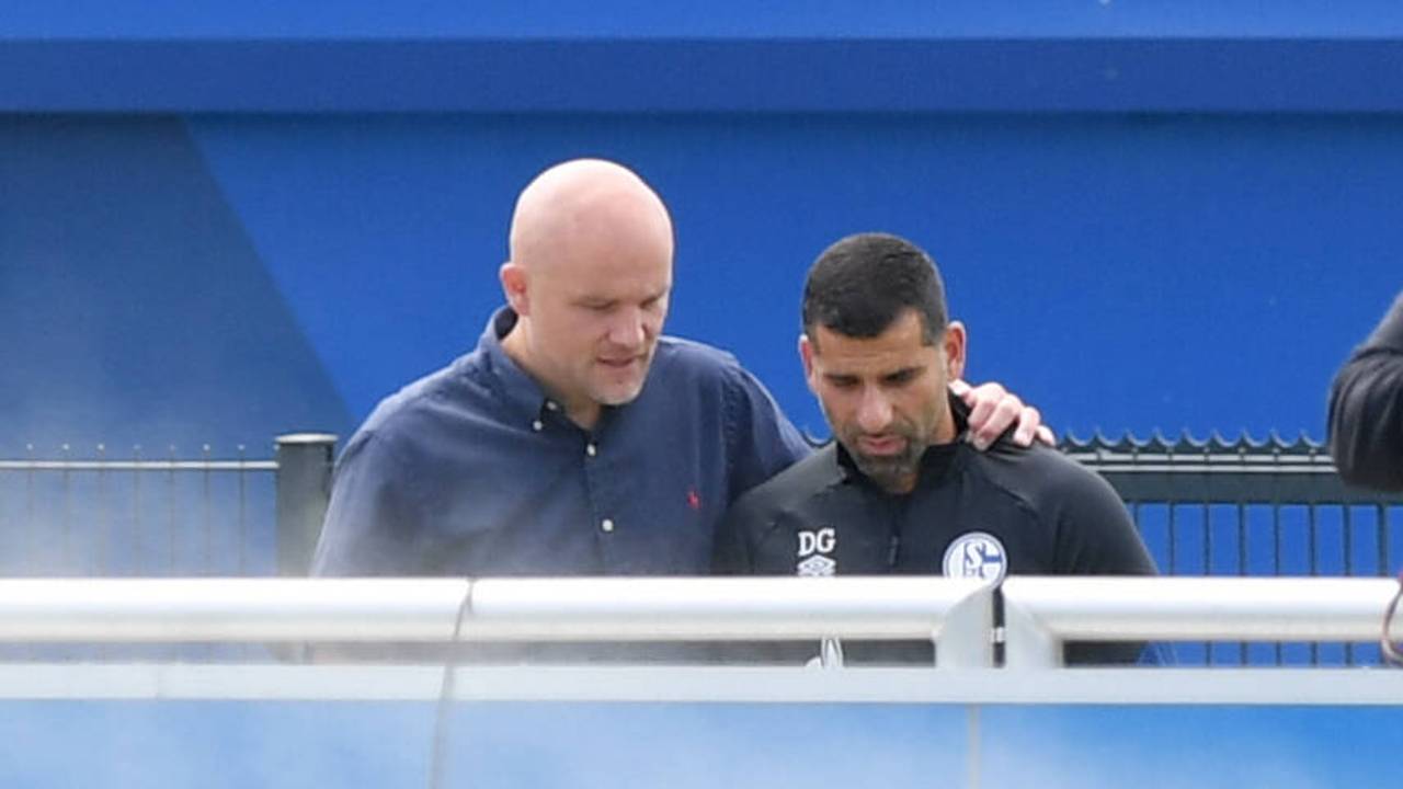 Sportdirektor Rouven Schröder spricht mit Trainer Dimitrios Grammozis