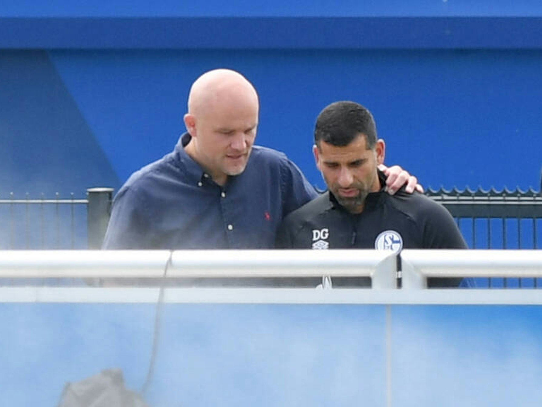 Sportdirektor Rouven Schröder spricht mit Trainer Dimitrios Grammozis