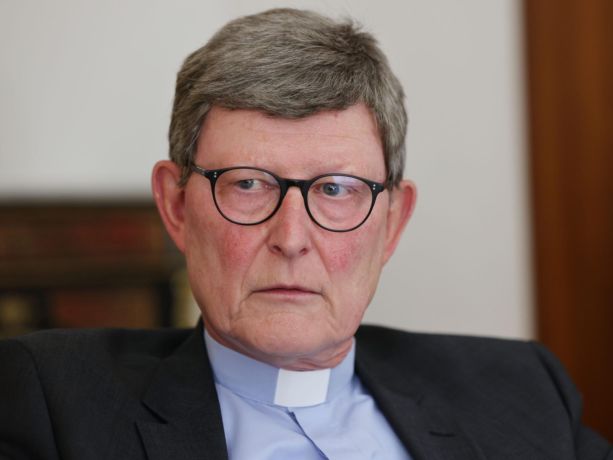 Kardinal Woelki schaut seinen Gesprächspartner an.