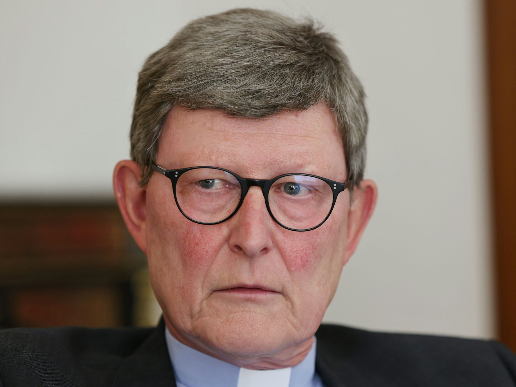 Kardinal Rainer Maria Woelki mit ernster Miene.