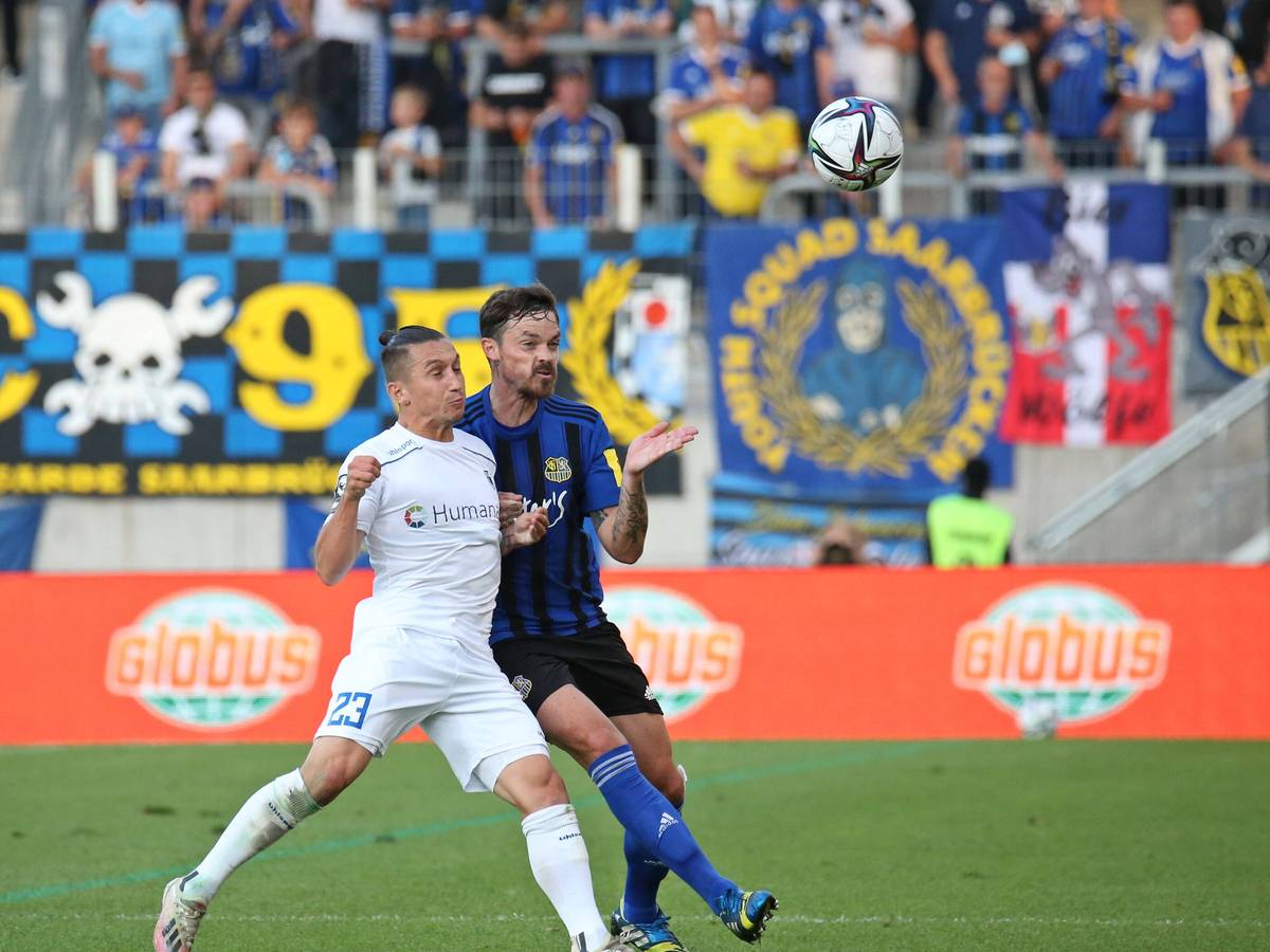 Dennis Erdmann im Zweikampf mit Baris Atik