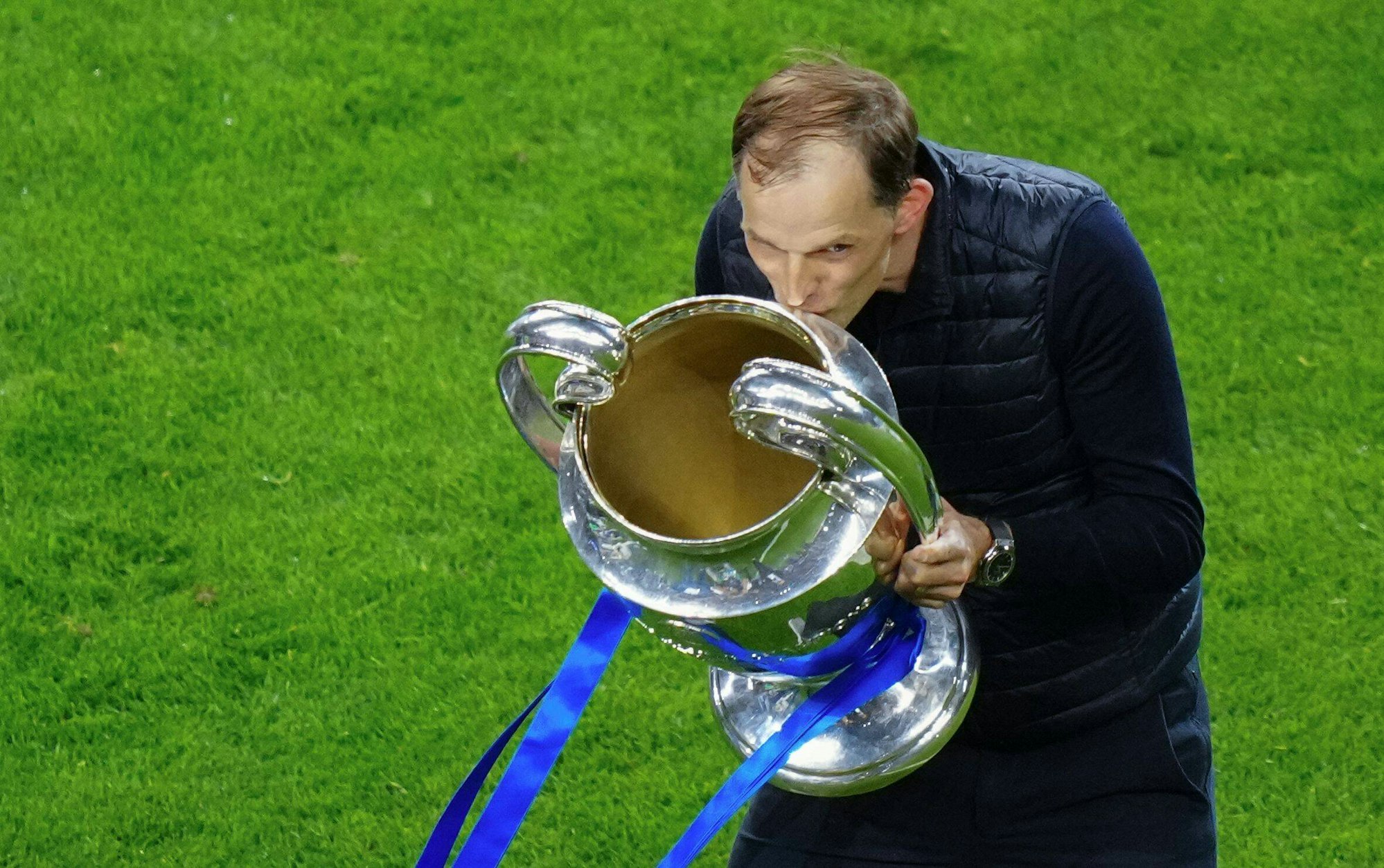 Thomas Tuchel küsst die die Championsl-League-Trophäe.