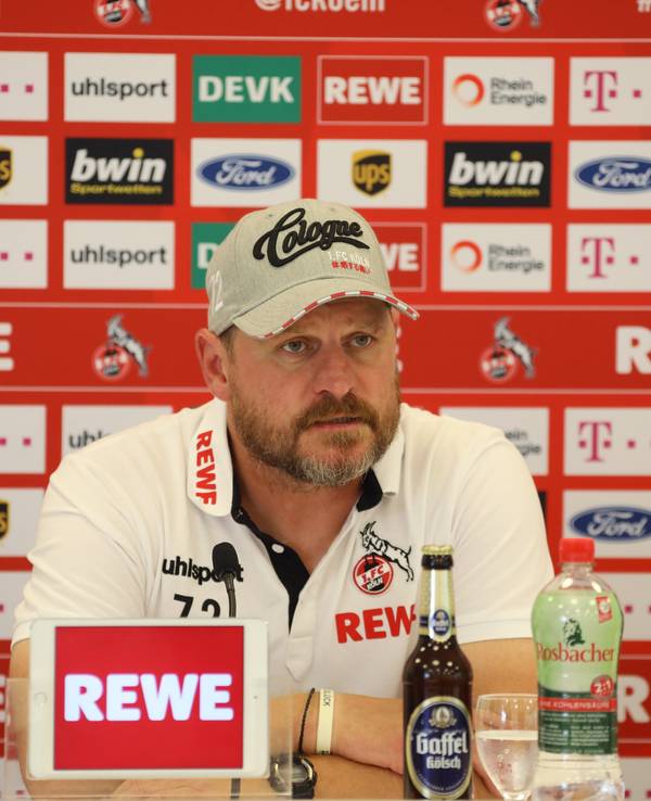Trainer Steffen Baumgart (1. FC Köln) spricht auf einer Pressekonferenz.