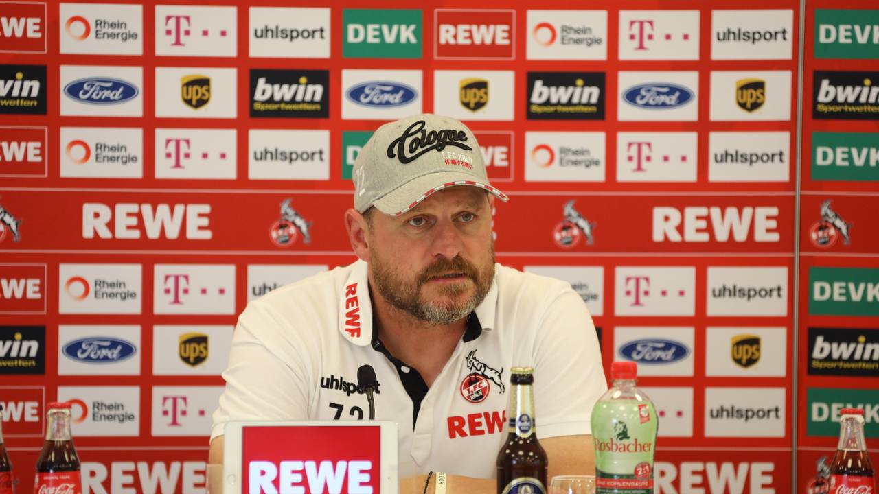 Trainer Steffen Baumgart (1. FC Köln) spricht auf einer Pressekonferenz.