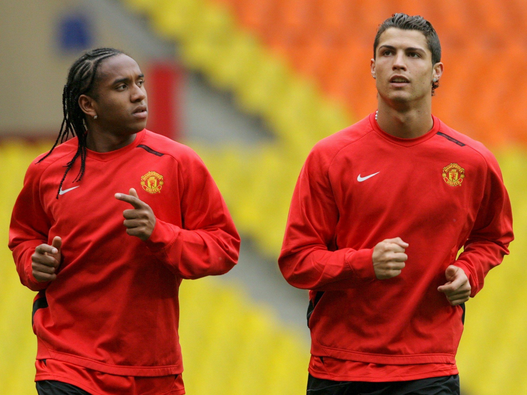 Anderson läuft sich an der Seite von Cristiano Ronaldo warm.