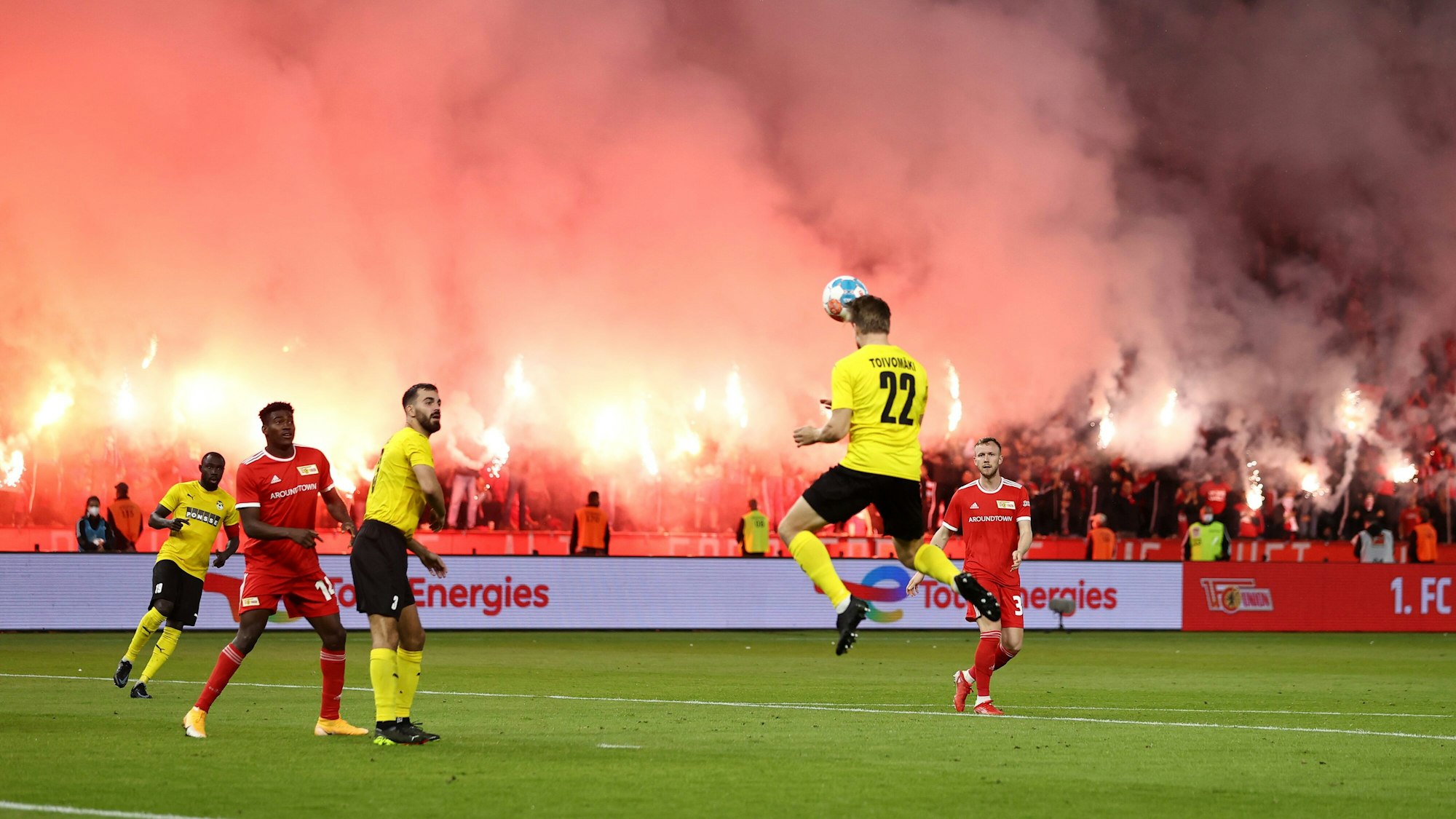 Pyrotechnik beim Spiel von Union Berlin im Berliner Olympiastadion.