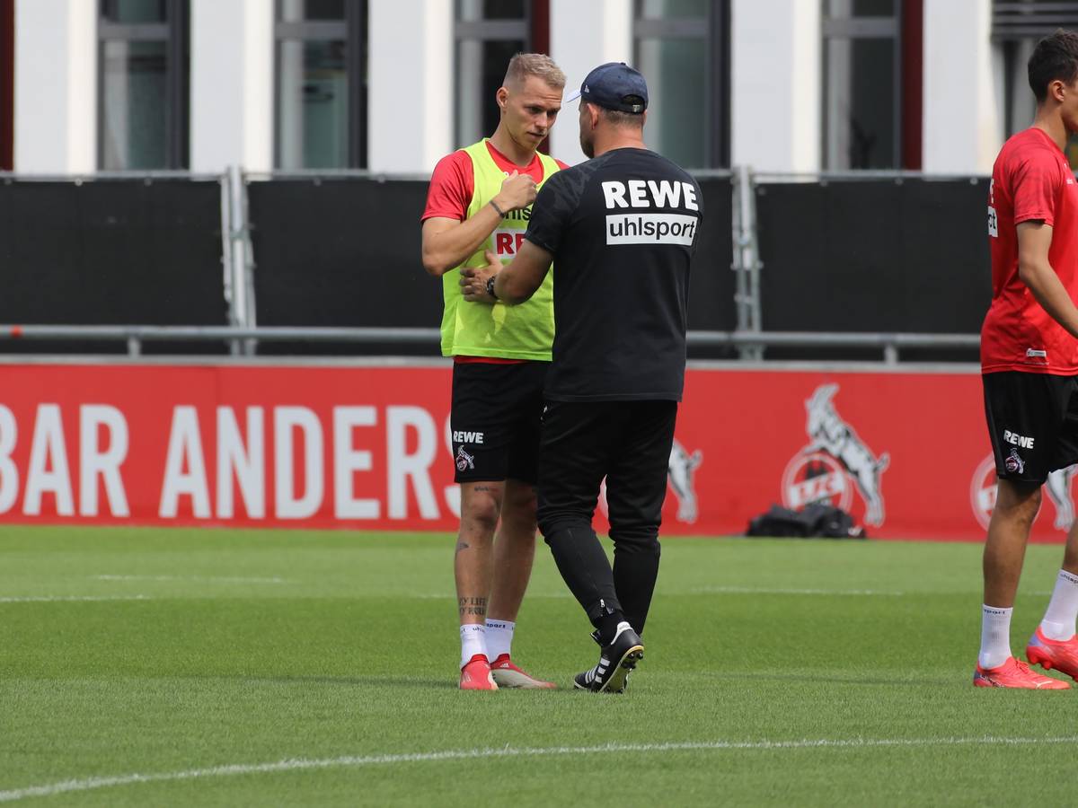 Ondrej Duda (1. FC Köln) und Trainer Steffen Baumgart unterhalten sich.