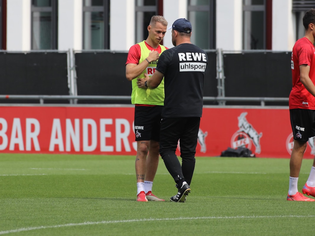 Ondrej Duda (1. FC Köln) und Trainer Steffen Baumgart unterhalten sich.