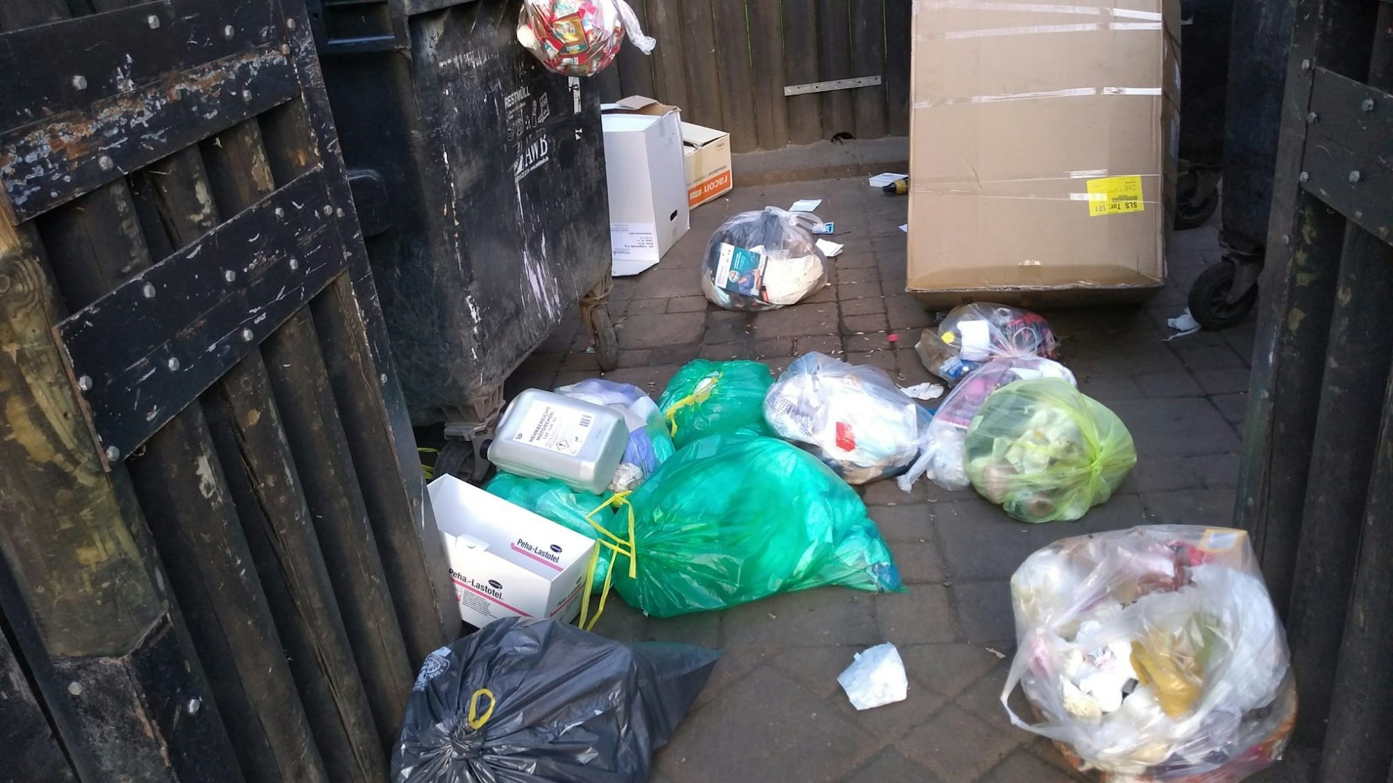 Völlig überfüllte Müllcontainer am Kölnberg.