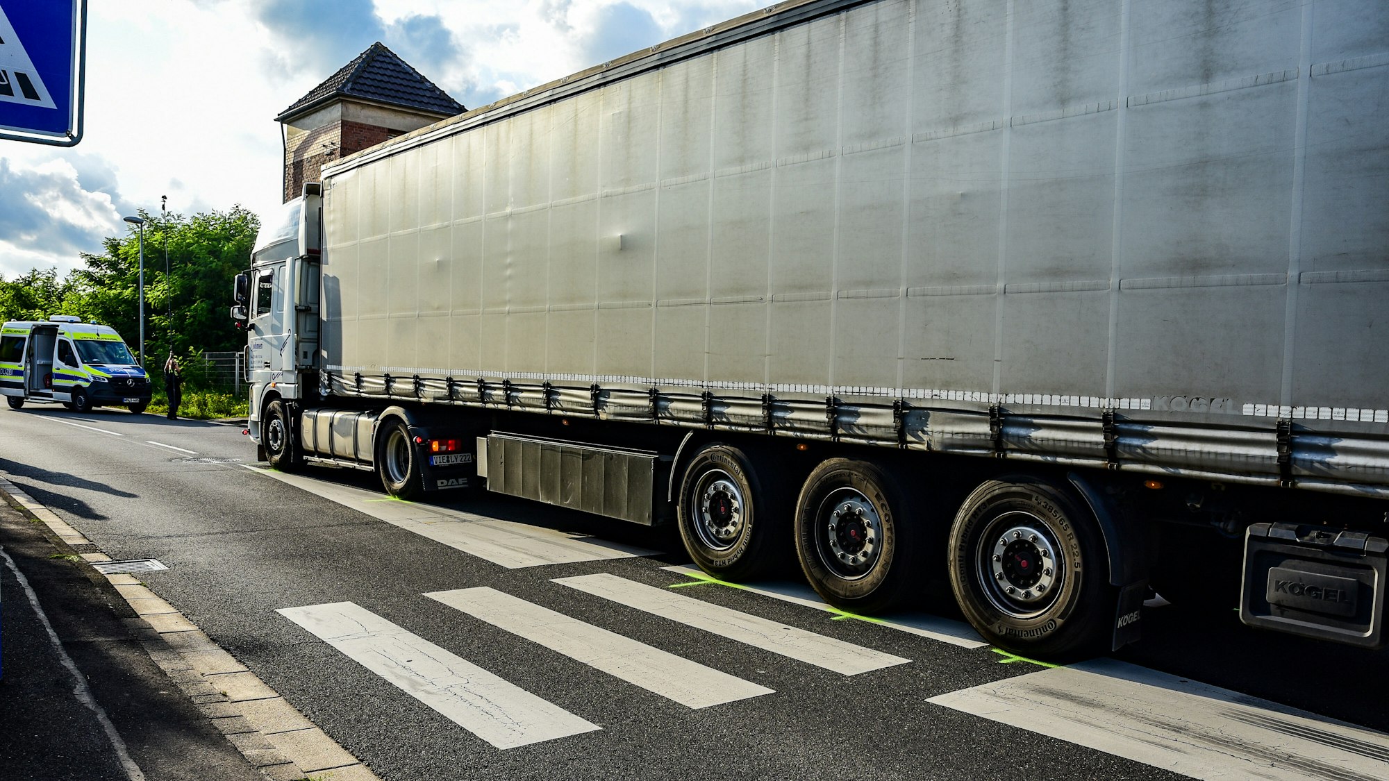 Ein Lastwagen steht auf dem Zebrastreifen nach einem Unfall, bei dem ein elfjähriges Mädchen überrollt und getötet worden ist.