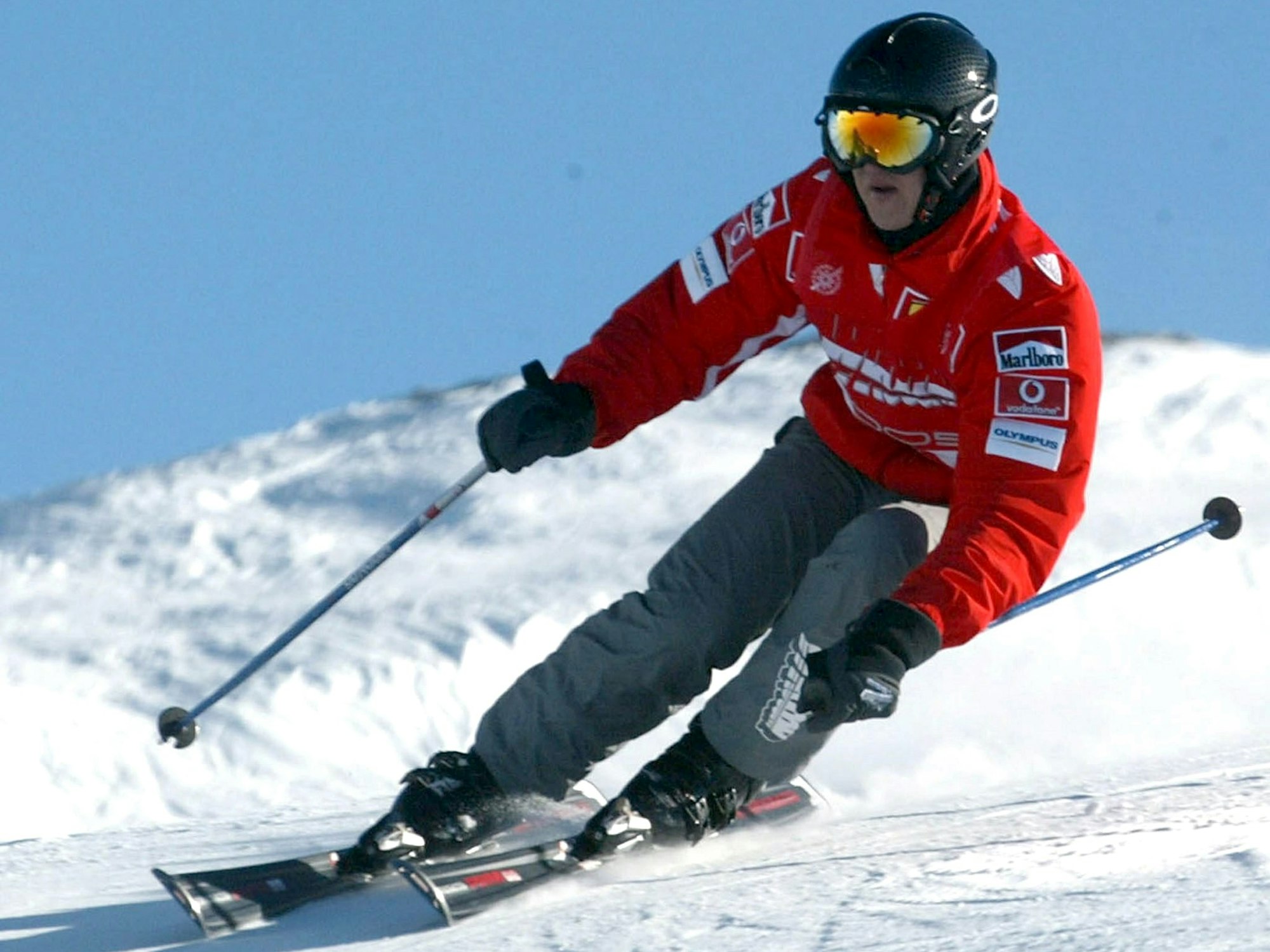 Michael Schumacher fährt Ski bei einem Ferrari-Spaßevent 2005.